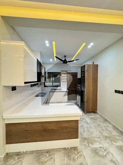 آئی ۔ 11 اسلام آباد میں 5 کمروں کا 5 مرلہ مکان 3.85 کروڑ میں برائے فروخت۔