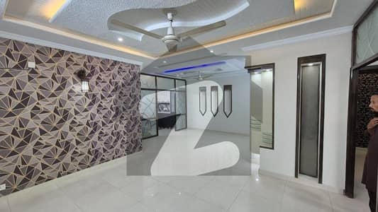 بحریہ ٹاؤن فیز 4 بحریہ ٹاؤن راولپنڈی,راولپنڈی میں 6 کمروں کا 10 مرلہ مکان 4.75 کروڑ میں برائے فروخت۔