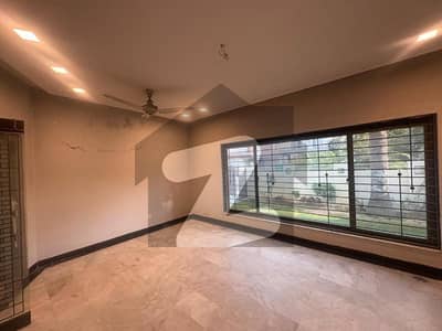 ڈی ایچ اے فیز 5 - بلاک ڈی فیز 5,ڈیفنس (ڈی ایچ اے),لاہور میں 5 کمروں کا 1 کنال مکان 2.6 لاکھ میں کرایہ پر دستیاب ہے۔