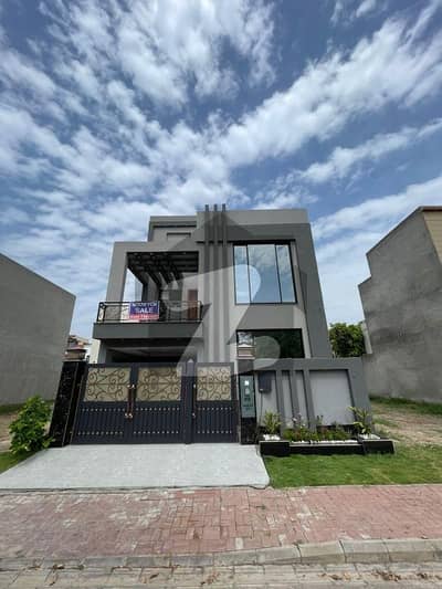 بحریہ ٹاؤن لاہور میں 3 کمروں کا 5 مرلہ مکان 2.2 کروڑ میں برائے فروخت۔