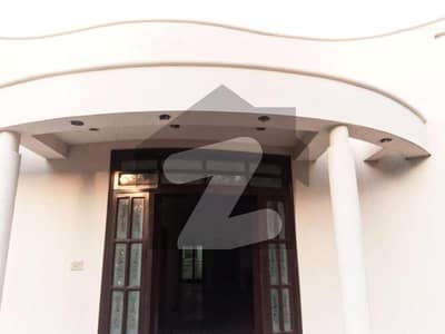 جوہر ٹاؤن لاہور میں 5 کمروں کا 1 کنال مکان 8.5 کروڑ میں برائے فروخت۔