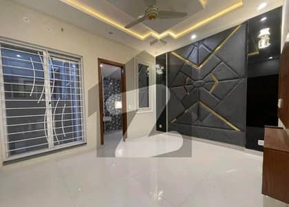 بحریہ ٹاؤن سیکٹر سی بحریہ ٹاؤن,لاہور میں 3 کمروں کا 5 مرلہ مکان 1.8 کروڑ میں برائے فروخت۔