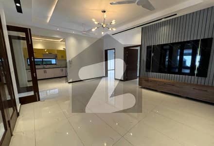 بحریہ ٹاؤن سیکٹر سی بحریہ ٹاؤن,لاہور میں 5 کمروں کا 10 مرلہ مکان 2.9 کروڑ میں برائے فروخت۔