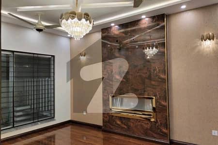 بحریہ ٹاؤن سیکٹر سی بحریہ ٹاؤن,لاہور میں 5 کمروں کا 10 مرلہ مکان 2.75 کروڑ میں برائے فروخت۔