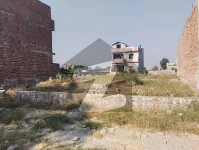 05 marla plot for sale (Damp complete)