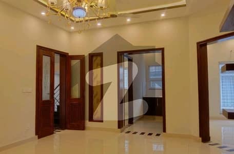 بحریہ ٹاؤن سیکٹر ای بحریہ ٹاؤن,لاہور میں 3 کمروں کا 5 مرلہ مکان 1.8 کروڑ میں برائے فروخت۔