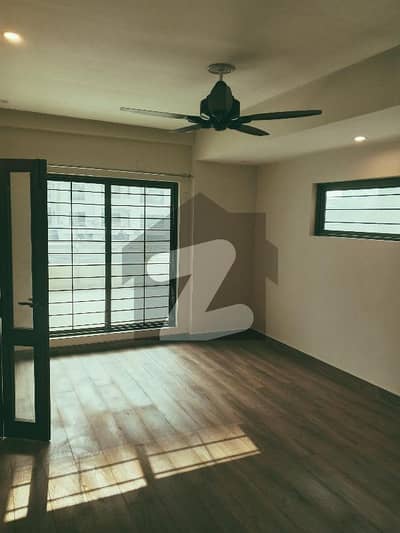 عسکری 10 - سیکٹر ایس عسکری 10,عسکری,لاہور میں 4 کمروں کا 10 مرلہ فلیٹ 1.6 لاکھ میں کرایہ پر دستیاب ہے۔