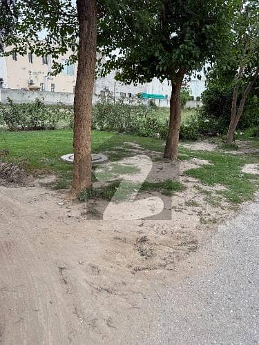 ڈی ایچ اے فیز 8 - بلاک یو فیز 8,ڈیفنس (ڈی ایچ اے),لاہور میں 1 کنال رہائشی پلاٹ 4.25 کروڑ میں برائے فروخت۔