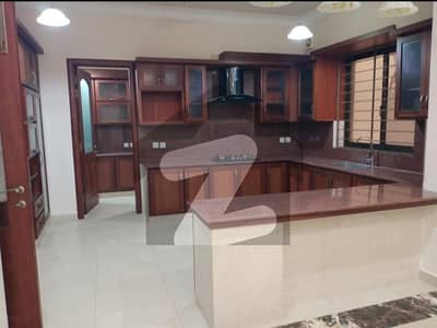 ایف ۔ 10 اسلام آباد میں 10 کمروں کا 1 کنال مکان 9.0 لاکھ میں کرایہ پر دستیاب ہے۔