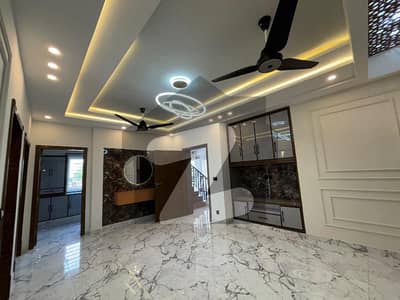 ٹاپ سٹی 1 اسلام آباد میں 5 کمروں کا 10 مرلہ مکان 4.8 کروڑ میں برائے فروخت۔