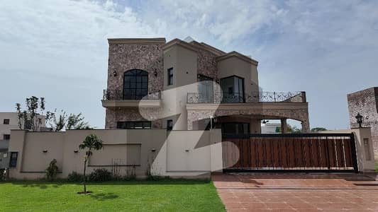 Buy your ideal 1 Kanal House in a prime location of Lahore