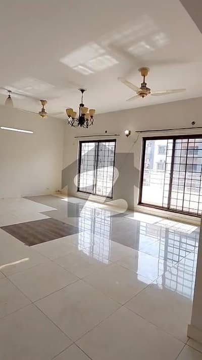 عسکری 11 عسکری,لاہور میں 3 کمروں کا 10 مرلہ فلیٹ 2.87 کروڑ میں برائے فروخت۔