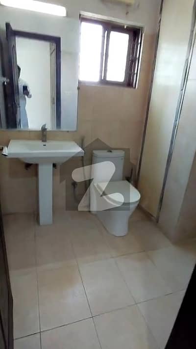 عسکری 11 ۔ سیکٹر بی عسکری 11,عسکری,لاہور میں 3 کمروں کا 11 مرلہ فلیٹ 2.8 کروڑ میں برائے فروخت۔