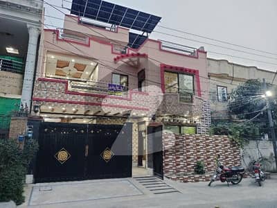 علامہ اقبال ٹاؤن لاہور میں 4 کمروں کا 10 مرلہ مکان 5.5 کروڑ میں برائے فروخت۔