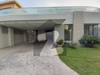 ڈی ایچ اے فیز 8 ڈیفنس (ڈی ایچ اے),لاہور میں 5 کمروں کا 1 کنال مکان 3.0 لاکھ میں کرایہ پر دستیاب ہے۔