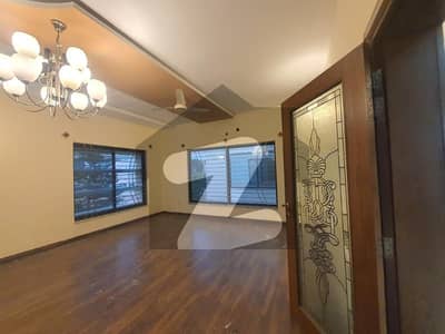 بحریہ ٹاؤن فیز 4 بحریہ ٹاؤن راولپنڈی,راولپنڈی میں 6 کمروں کا 1 کنال مکان 2.4 لاکھ میں کرایہ پر دستیاب ہے۔