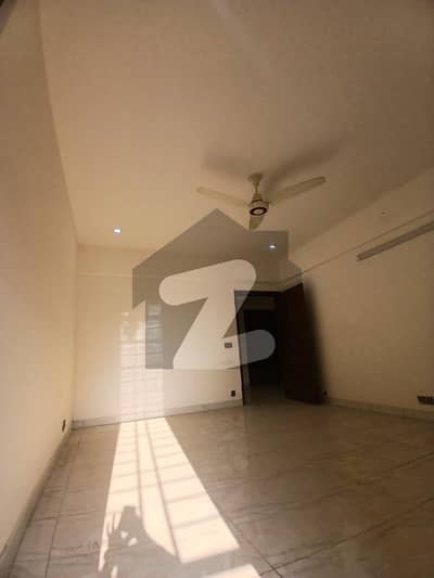 کلفٹن ۔ بلاک 9 کلفٹن,کراچی میں 3 کمروں کا 9 مرلہ فلیٹ 2.0 لاکھ میں کرایہ پر دستیاب ہے۔