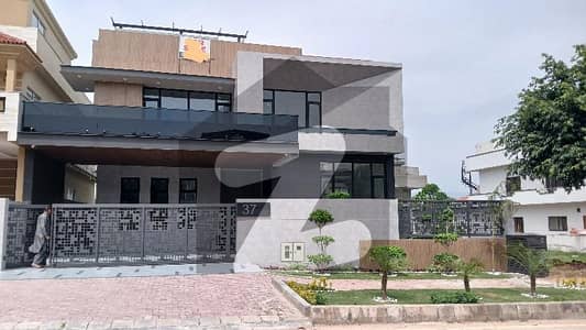 one kanal desighner house available