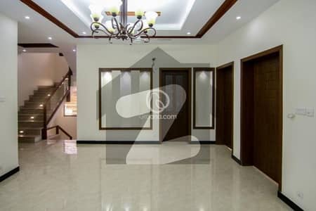 Bahria Enclave Islamabad Sector C1 10 Marla Beautiful House with Basement and 12kv Soller system Boulevard House Available For Sale