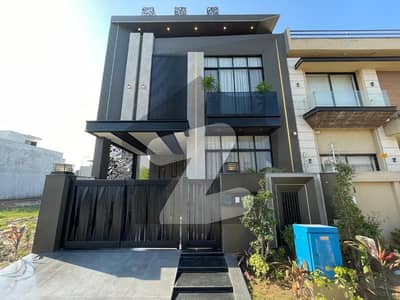 ڈی ایچ اے 9 ٹاؤن ڈیفنس (ڈی ایچ اے),لاہور میں 3 کمروں کا 5 مرلہ مکان 3.35 کروڑ میں برائے فروخت۔