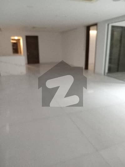 3 side corner building 400 yard. . ofic for sale 21 sqr fir thrd floor lift with car parking