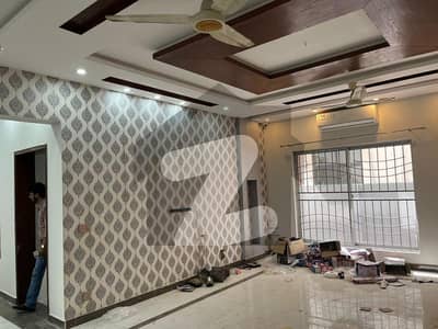 بحریہ ٹاؤن لاہور میں 5 کمروں کا 1 کنال مکان 2.7 لاکھ میں کرایہ پر دستیاب ہے۔