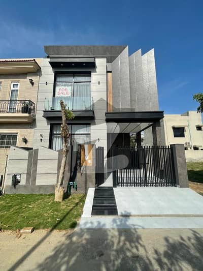 DEFENCE NEAR TO PARK MODERN DESIGN 5 MARLA BEAUTIFUL HOUSE FOR SALE IN DHA LAHORE