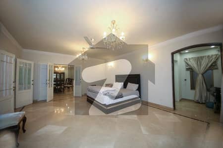 ڈی ایچ اے فیز 8 - بلاک زیڈ 3 ڈی ایچ اے فیز 8,ڈی ایچ اے ڈیفینس,لاہور میں 3 کمروں کا 2 کنال مکان 4.5 لاکھ میں کرایہ پر دستیاب ہے۔