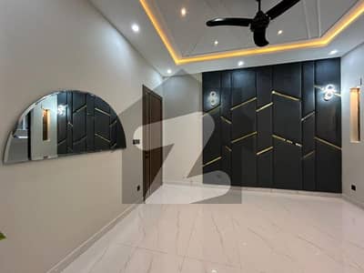 بحریہ ٹاؤن فیز 8 بحریہ ٹاؤن راولپنڈی,راولپنڈی میں 5 کمروں کا 10 مرلہ مکان 5.5 کروڑ میں برائے فروخت۔ بحریہ ٹاؤن فیز 8 بحریہ ٹاؤن راولپنڈی,راولپنڈی میں 5 کمروں کا 10 مرلہ مکان 5.5 کروڑ میں برائے فروخت۔