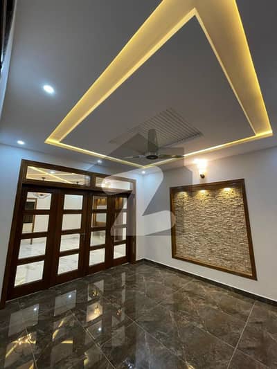 جی ۔ 13 اسلام آباد میں 5 کمروں کا 8 مرلہ مکان 6.5 کروڑ میں برائے فروخت۔