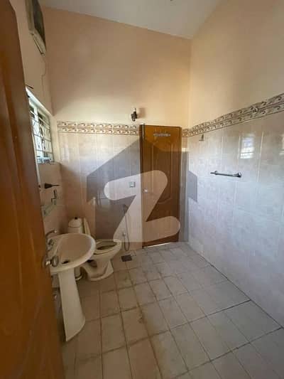 ڈی ایچ اے فیز 5 ڈیفنس (ڈی ایچ اے),لاہور میں 2 کمروں کا 1 کنال بالائی پورشن 1.2 لاکھ میں کرایہ پر دستیاب ہے۔