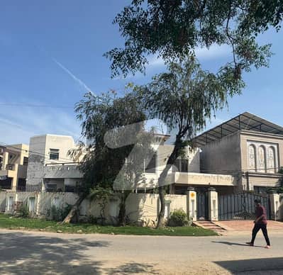 18 Marla Used Modern Design Most Beautiful Well Maintained Bungalow For Sale At Prime Location Of DHA Lahore Near To Park Masjid & Commercial Market