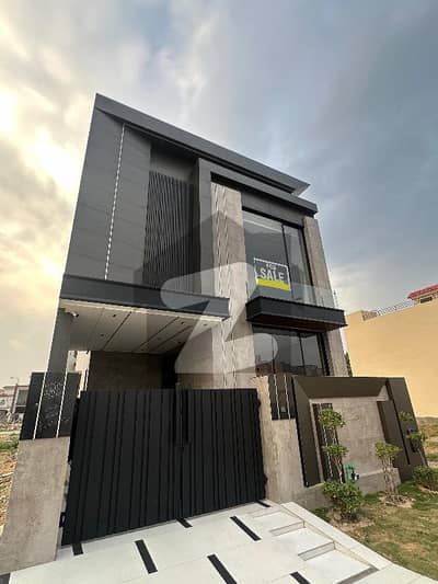 ڈی ایچ اے 9 ٹاؤن ڈیفنس (ڈی ایچ اے),لاہور میں 3 کمروں کا 5 مرلہ مکان 2.5 کروڑ میں برائے فروخت۔