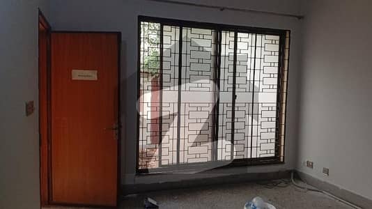 فیصل ٹاؤن لاہور میں 4 کمروں کا 10 مرلہ مکان 1.6 لاکھ میں کرایہ پر دستیاب ہے۔