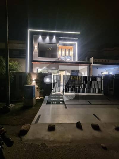 ڈی ایچ اے فیز 8 ڈیفنس (ڈی ایچ اے),لاہور میں 4 کمروں کا 10 مرلہ مکان 5.25 کروڑ میں برائے فروخت۔