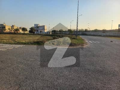 ڈی ایچ اے فیز 8 - بلاک ٹی فیز 8,ڈیفنس (ڈی ایچ اے),لاہور میں 1 کنال رہائشی پلاٹ 5.5 کروڑ میں برائے فروخت۔