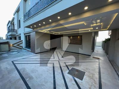 بحریہ ٹاؤن فیز 8 بحریہ ٹاؤن راولپنڈی,راولپنڈی میں 5 کمروں کا 10 مرلہ مکان 3.25 کروڑ میں برائے فروخت۔