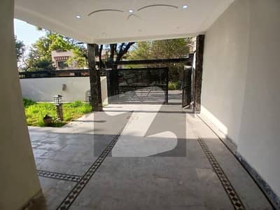 ایف ۔ 10 اسلام آباد میں 6 کمروں کا 1 کنال مکان 5.5 لاکھ میں کرایہ پر دستیاب ہے۔