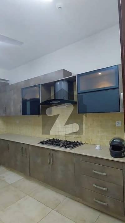 عسکری 11 عسکری,لاہور میں 3 کمروں کا 10 مرلہ فلیٹ 4.2 کروڑ میں برائے فروخت۔