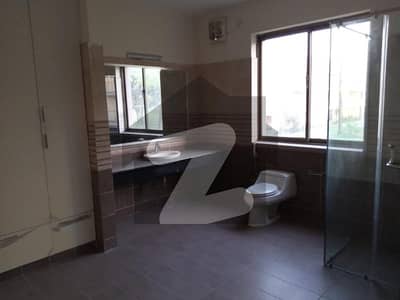 ڈی ایچ اے فیز 4 ڈیفنس (ڈی ایچ اے),لاہور میں 5 کمروں کا 1 کنال مکان 3.6 لاکھ میں کرایہ پر دستیاب ہے۔