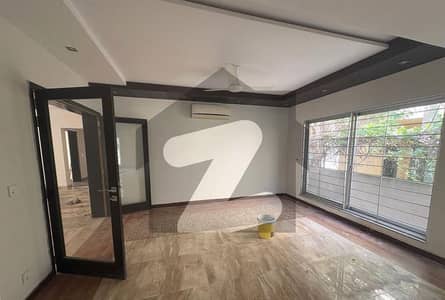 ڈی ایچ اے فیز 4 ڈیفنس (ڈی ایچ اے),لاہور میں 5 کمروں کا 1 کنال مکان 2.75 لاکھ میں کرایہ پر دستیاب ہے۔