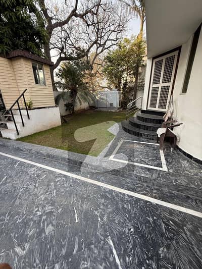 ایف ۔ 6/3 ایف ۔ 6,اسلام آباد میں 6 کمروں کا 1 کنال مکان 40.0 کروڑ میں برائے فروخت۔