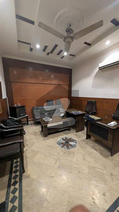 مدینہ ٹاؤن فیصل آباد میں 8 کمروں کا 13 مرلہ مکان 2.5 لاکھ میں کرایہ پر دستیاب ہے۔