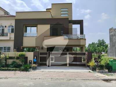 بحریہ ٹاؤن لاہور میں 5 کمروں کا 10 مرلہ مکان 3.45 کروڑ میں برائے فروخت۔