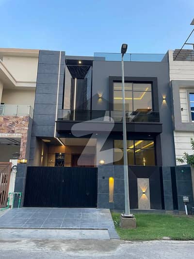 بحریہ ٹاؤن سیکٹر ای بحریہ ٹاؤن,لاہور میں 5 مرلہ مکان 1.7 کروڑ میں برائے فروخت۔