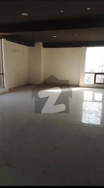 ایم ایم عالم روڈ گلبرگ,لاہور میں 11 مرلہ Studio دفتر 4.0 لاکھ میں کرایہ پر دستیاب ہے۔