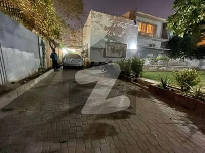 Pechs near Tariq road Ground portion for silent office use