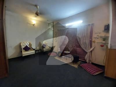 علامہ اقبال ٹاؤن لاہور میں 4 کمروں کا 10 مرلہ مکان 1.8 لاکھ میں کرایہ پر دستیاب ہے۔