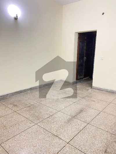 علامہ اقبال ٹاؤن ۔ رضا بلاک علامہ اقبال ٹاؤن,لاہور میں 5 کمروں کا 10 مرلہ مکان 1.5 لاکھ میں کرایہ پر دستیاب ہے۔