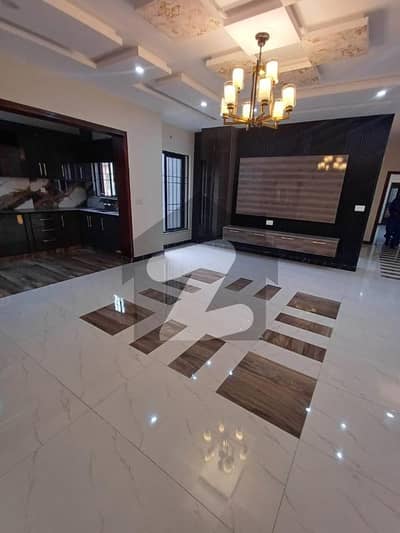 آرکیٹیکٹس انجنیئرز ہاؤسنگ سوسائٹی لاہور میں 5 کمروں کا 10 مرلہ مکان 4.25 کروڑ میں برائے فروخت۔